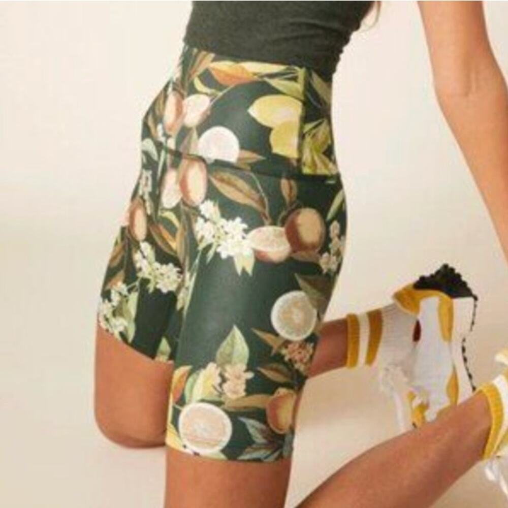 Beyond Yoga Green Lemon Print Biker Shorts sz S Athleisure Pilates Fruit Summer